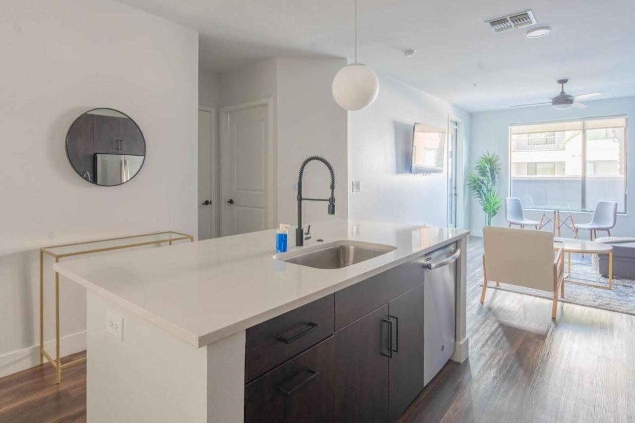 Stylish 1Bd - Pool, Gym, Parking, W-D - Sleeps 4 Apartment Tempe Exterior photo
